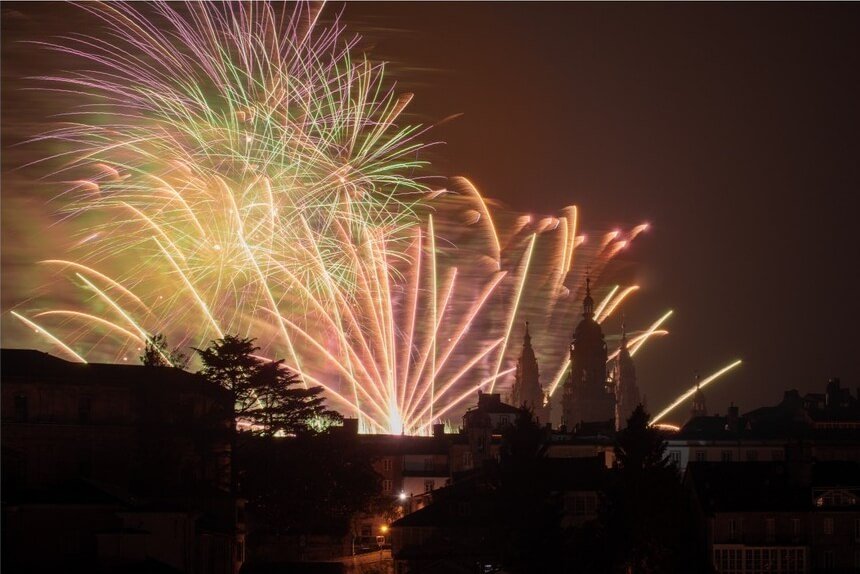 fuochi dartificio per festa di Santiago di Compostela Fuochi d'artificio per festa di santiago di compostela