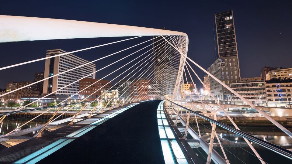 il ponte di Zubizuri a Bilbao Il ponte di zubizuri a bilbao