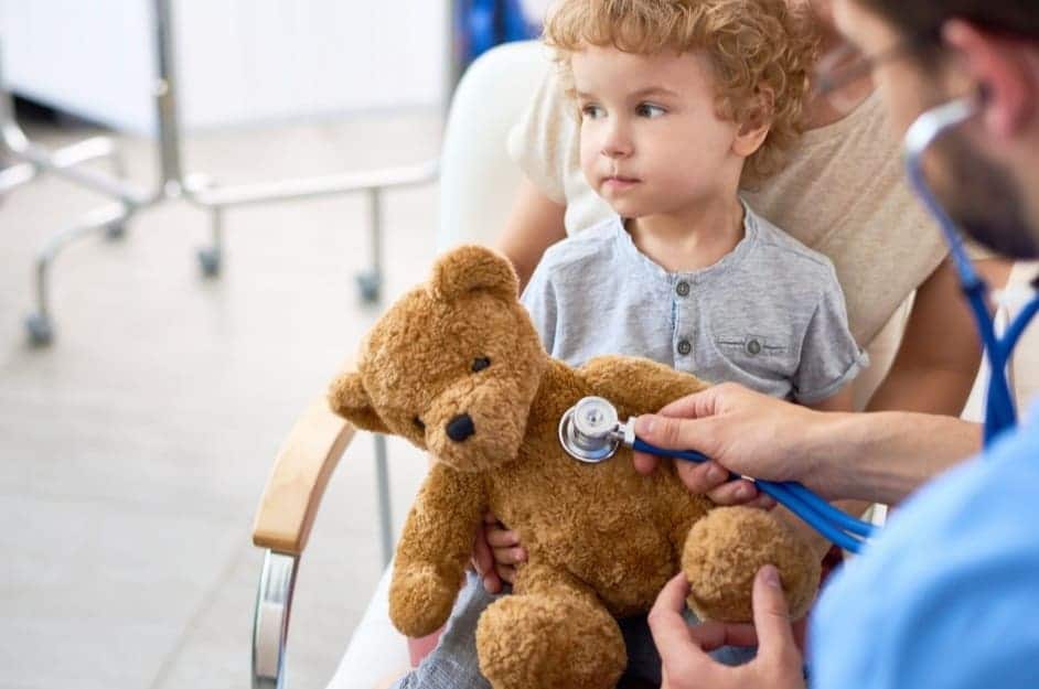 medico visita lorsacchiotto di un bambino Medico visita l'orsacchiotto di un bambino