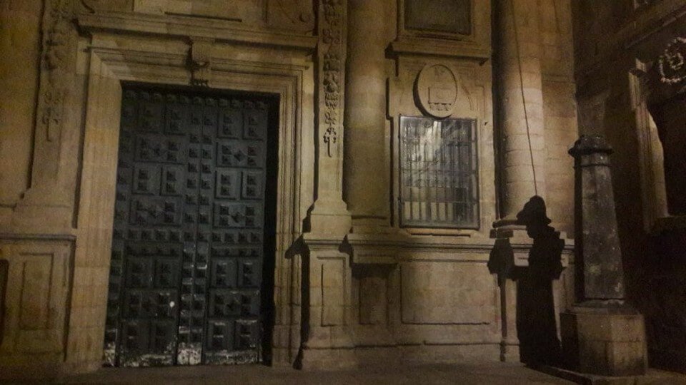 ombra del pellegrino nella piazza di santiago di compostela Ombra del pellegrino nella piazza di santiago di compostela