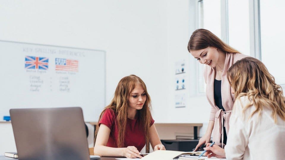 ragazze fanno lezione di inglese con insegnante Ragazze fanno lezione di inglese con insegnante