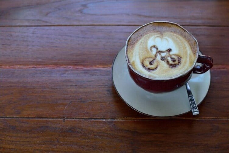 schiuma del cappuccino con disegno bicicletta Schiuma del cappuccino con disegno bicicletta