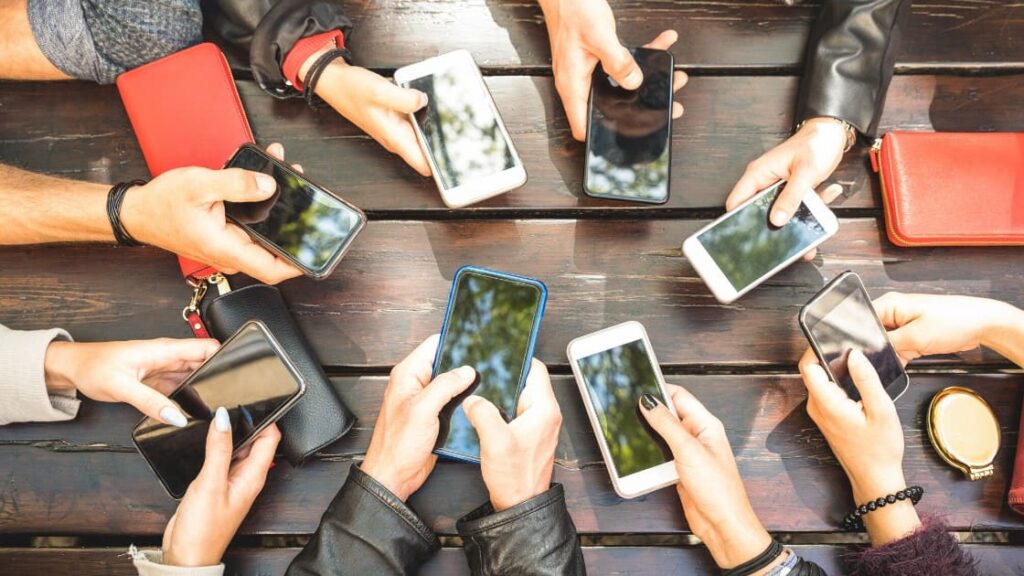 tante persone con lo smartphone Tante persone con lo smartphone
