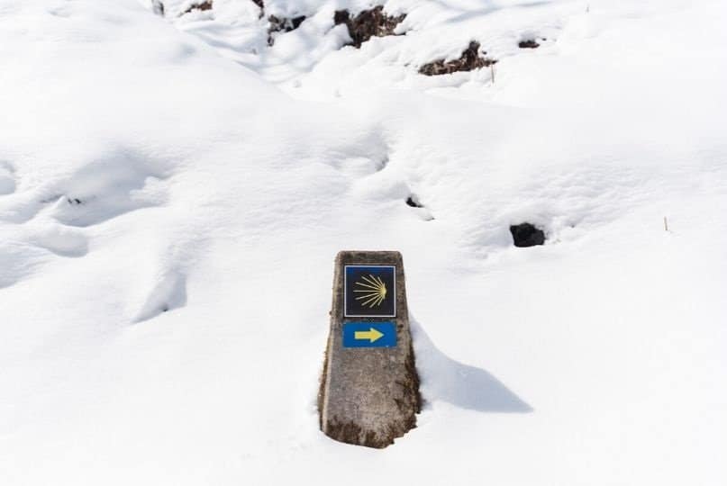 un mojon del Cammino di Santiago tra la neve Un mojon del cammino di santiago tra la neve