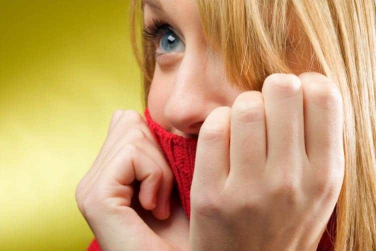 una ragazza con una sciarpa rossa sul viso Una ragazza con una sciarpa rossa sul viso