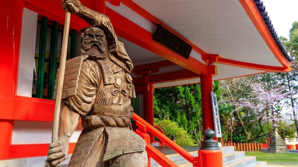 statua fuori da un tempio Kumano Statua fuori da un tempio kumano
