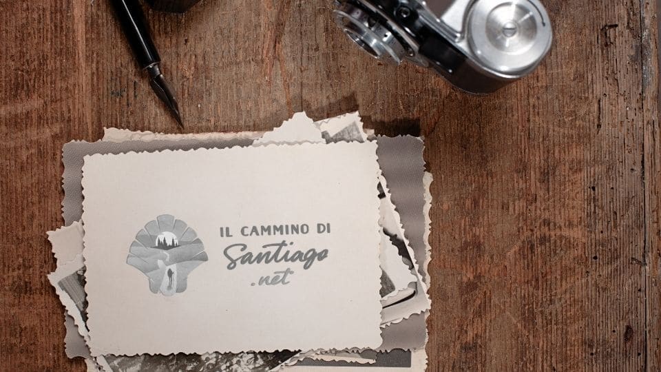 una macchina fotografica e foto antiche Una macchina fotografica e foto antiche