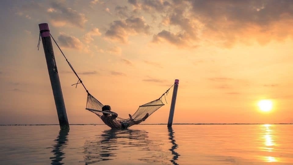 un ragazzo sullamaca al tramonto Un ragazzo sull'amaca al tramonto