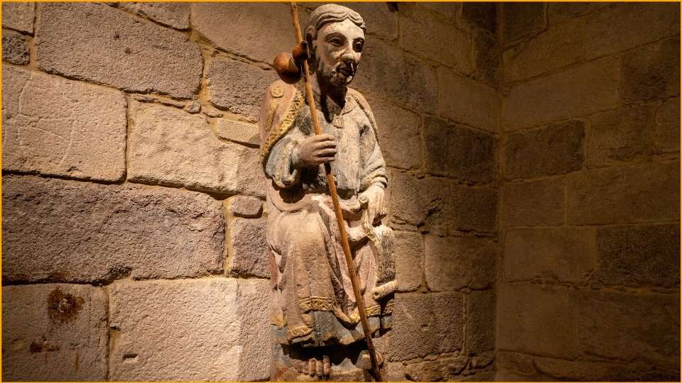 Cammino di Santiago in Galizia una statua nella Chiesa di La Coruna Cammino di Santiago in Galizia una statua nella Chiesa di La Coruña