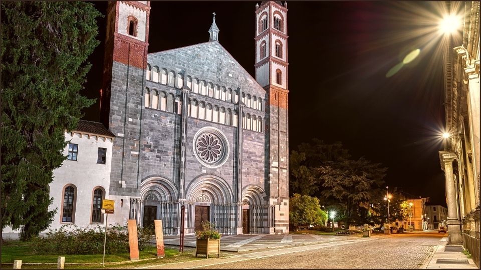 La Basilica di SantAndrea di Vercelli La Basilica di SantAndrea di Vercelli