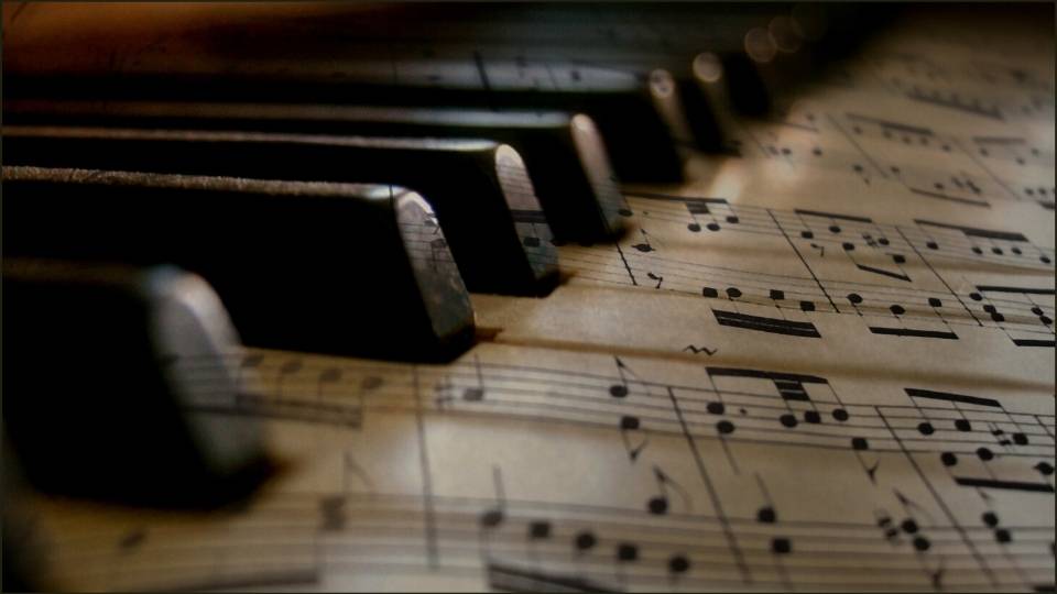 note musicali su tasti pianoforte note musicali su tasti pianoforte