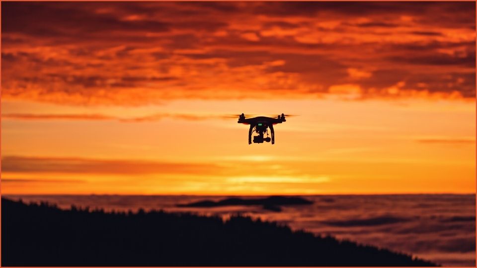 Un drone con la telecamera in volo Un drone con la telecamera in volo