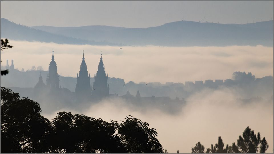 Vista di Santiago di compostela nella nebbia enblema delle leggende del cammino francese