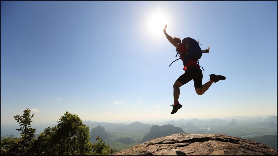 un backpacker salta con lo zaino un backpacker salta con lo zaino