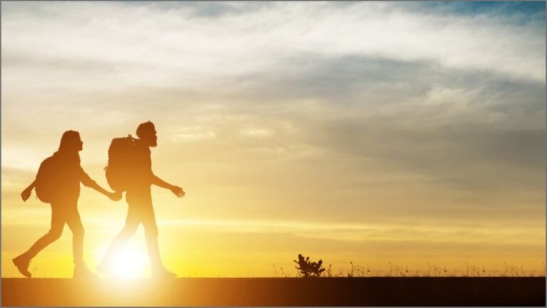 Camminare insieme: un sentiero da percorrere mano nella mano