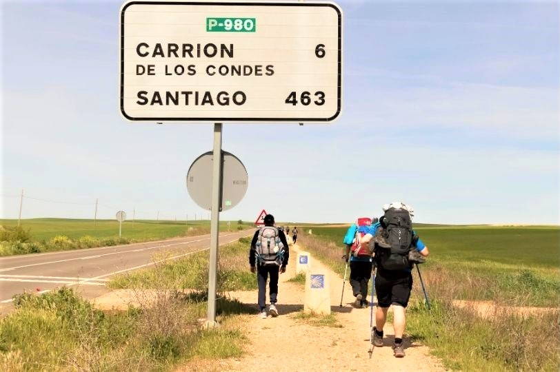 Cartello stradale indica quanto e lungo il Cammino di Santiago Cartello stradale indica quanto e lungo il Cammino di Santiago