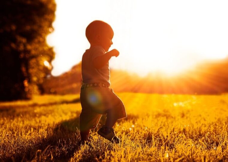 camminare con i bambini in un prato assolato camminare con i bambini in un prato assolato