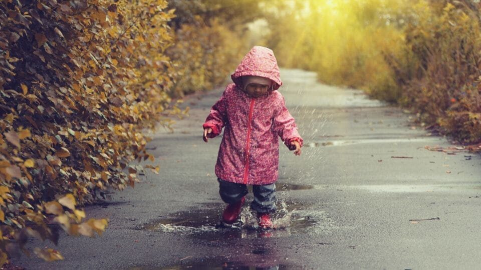 gite con i bambini che giocano con una pozzanghera gite con i bambini che giocano con una pozzanghera
