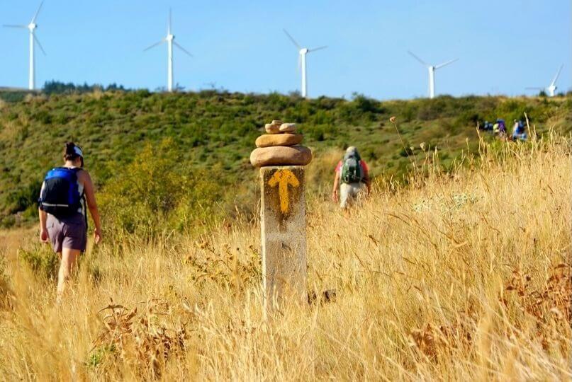 Lungo la strada del Cammino di Santiago per giovani pellegrini Lungo la strada del Cammino di Santiago per giovani pellegrini