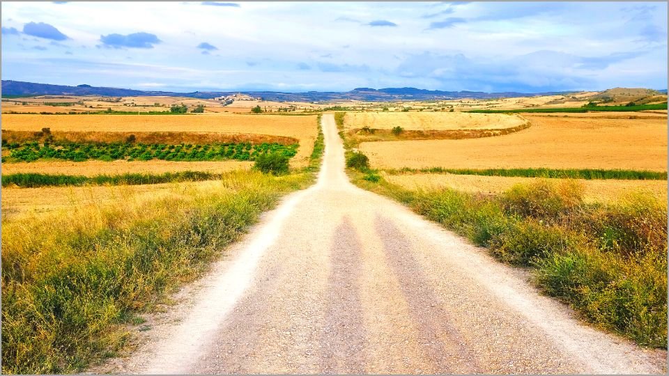 Un lungo sentiero sul Cammino di Santiago Un lungo sentiero sul Cammino di Santiago